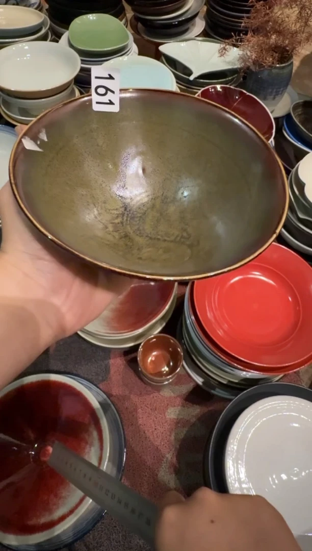 瓷无*161  微瑕咖色龙纹面碗1个