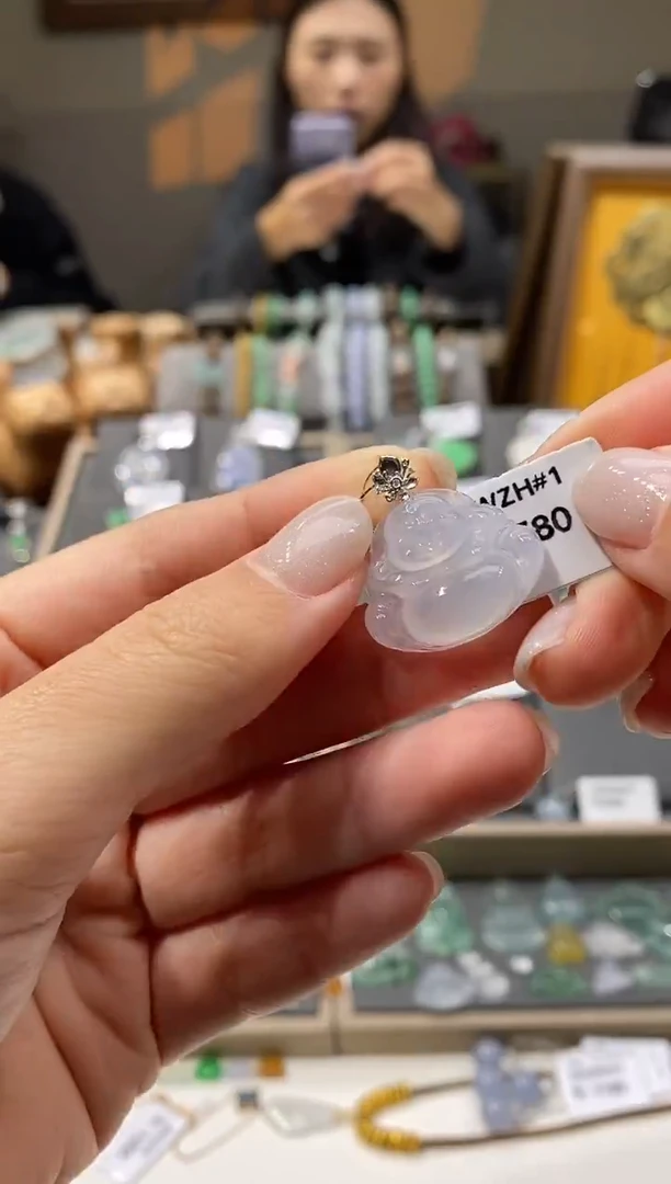 颈饰18K金镶嵌翡翠佛公