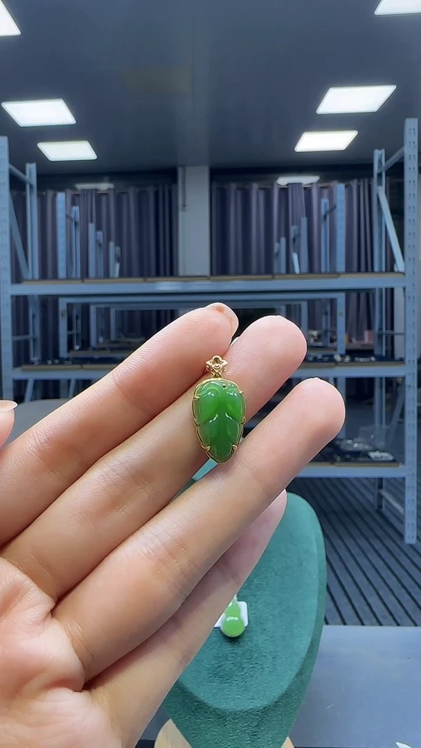 18K金镶嵌和田玉挂件1