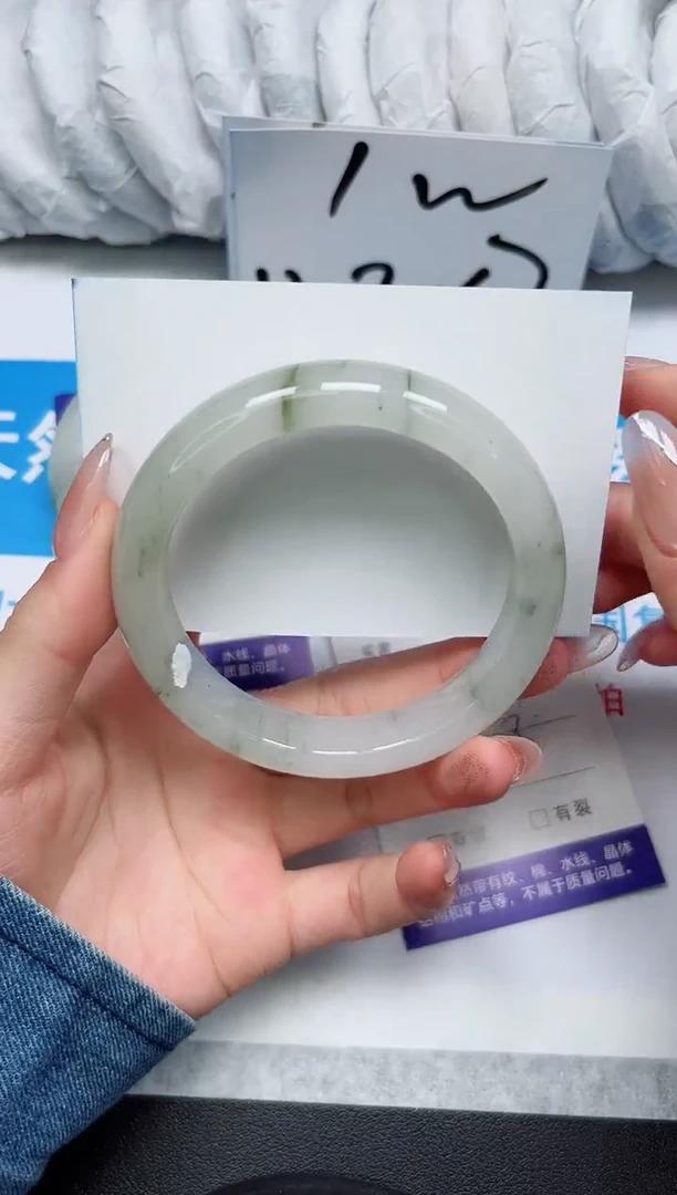 【闪购商品】石英质玉手镯未镶嵌63