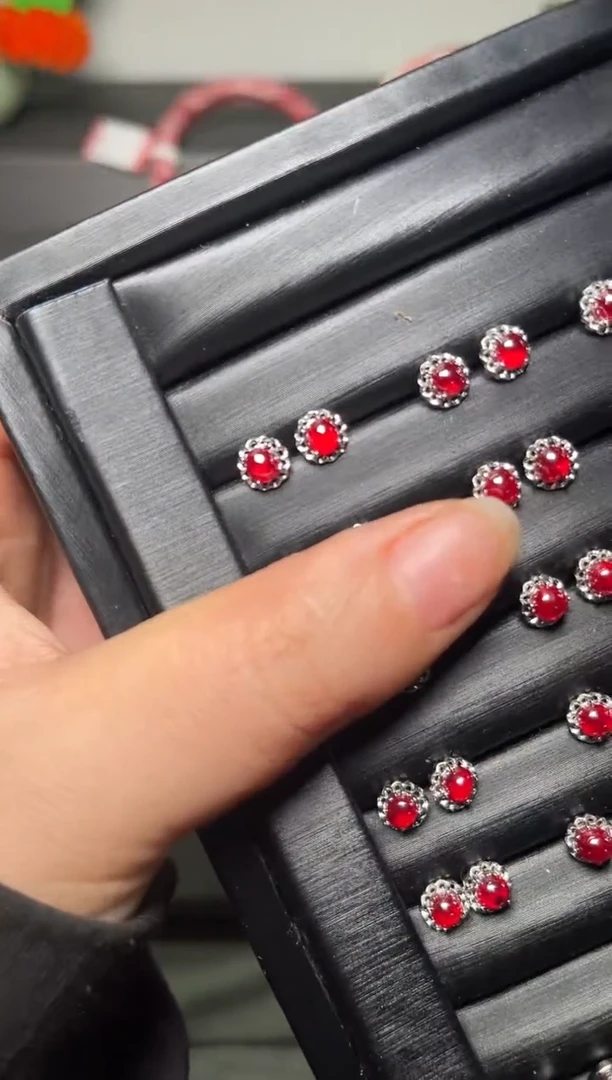 天然辰砂朱砂镶嵌S925银单晶体女耳钉010101