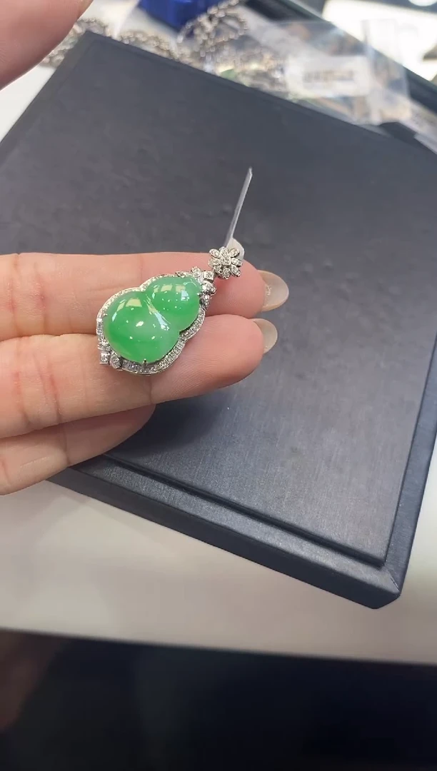 翡翠18K金镶嵌吊坠(不含链)葫芦