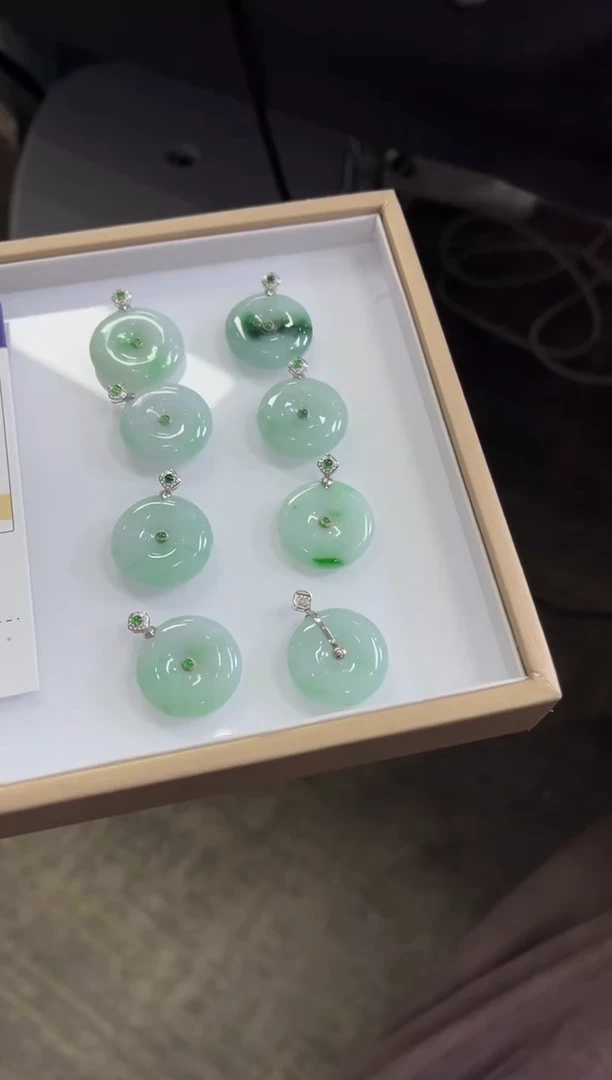 颈饰18K金镶嵌翡翠L44 /多样性发一件/配绳子