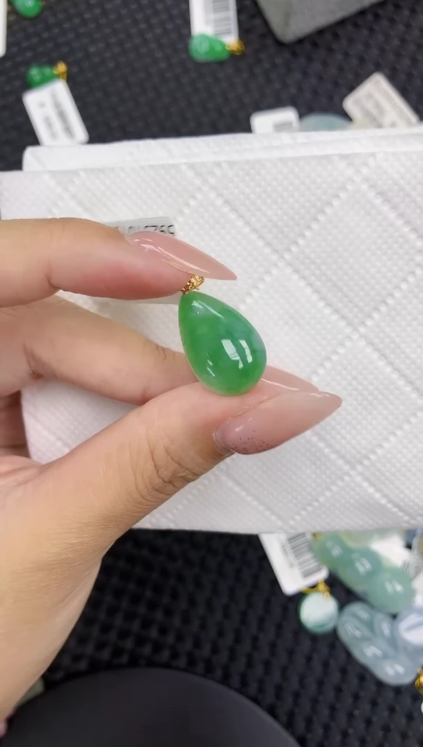颈饰18K金镶嵌翡翠1111111111
