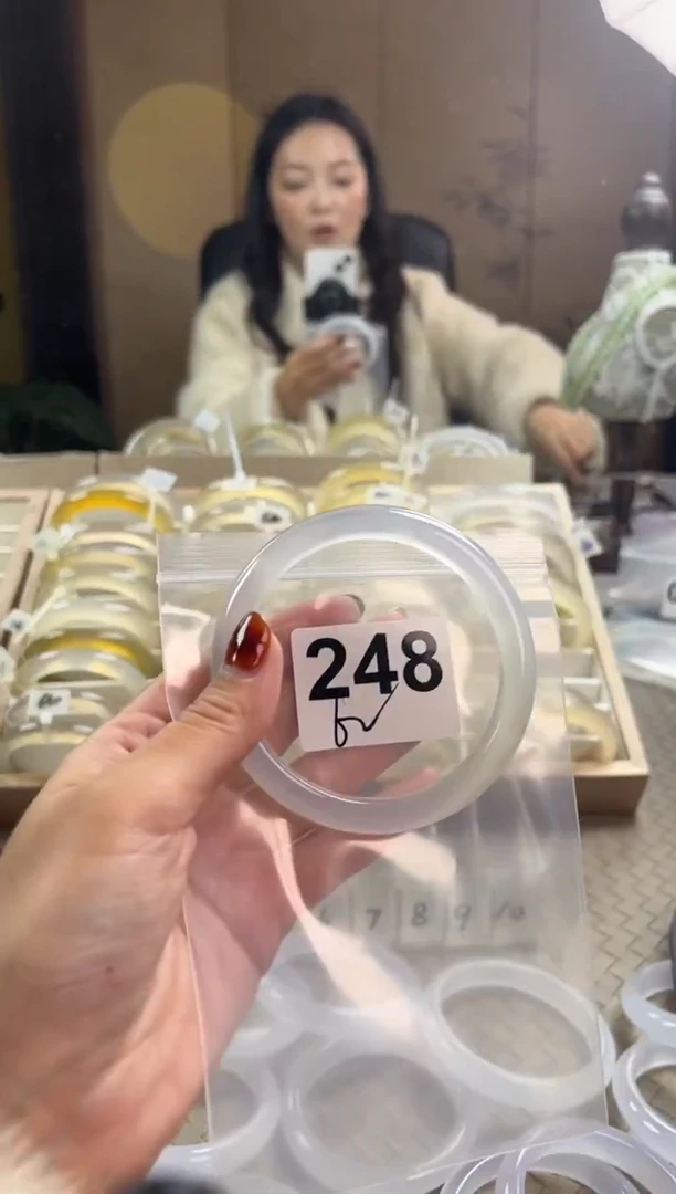 手镯玛瑙/玉髓未镶嵌248暇
