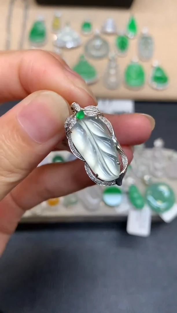 颈饰18K金镶嵌翡翠树叶【无服务费