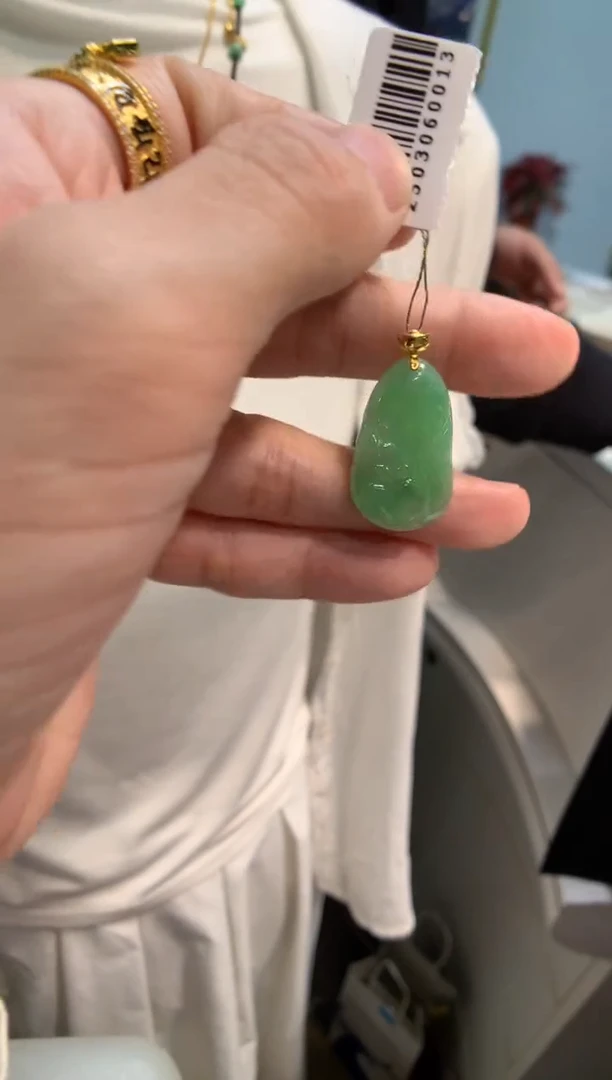 颈饰18K金镶嵌翡翠九尾狐