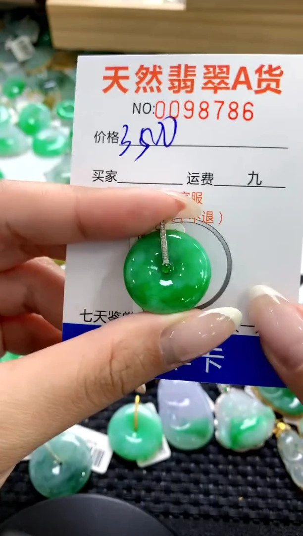 翡翠18K金镶嵌颈饰1111111111111111