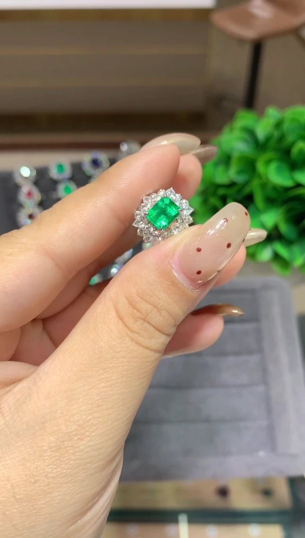 18K金镶嵌戒指祖母绿1.35ct