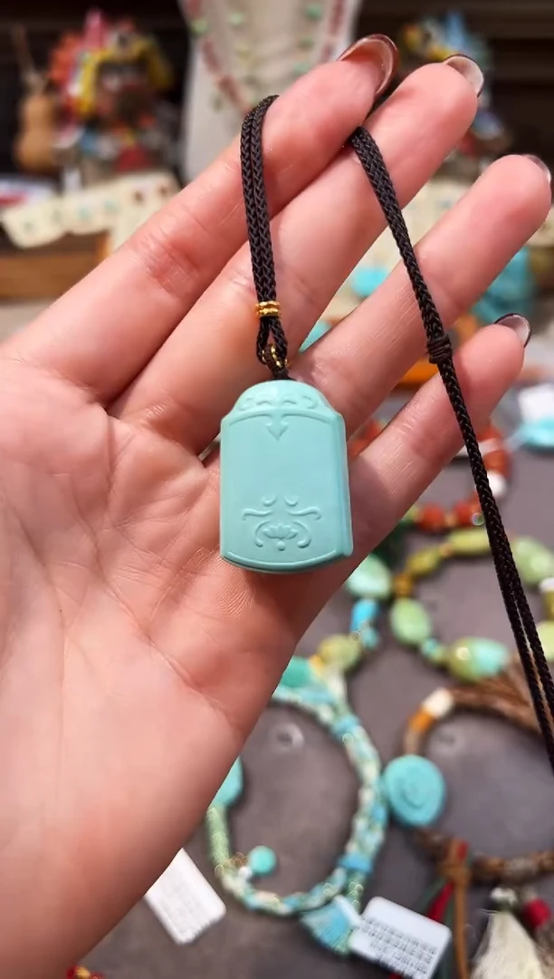 18K金镶嵌绿松石颈饰平安无事牌