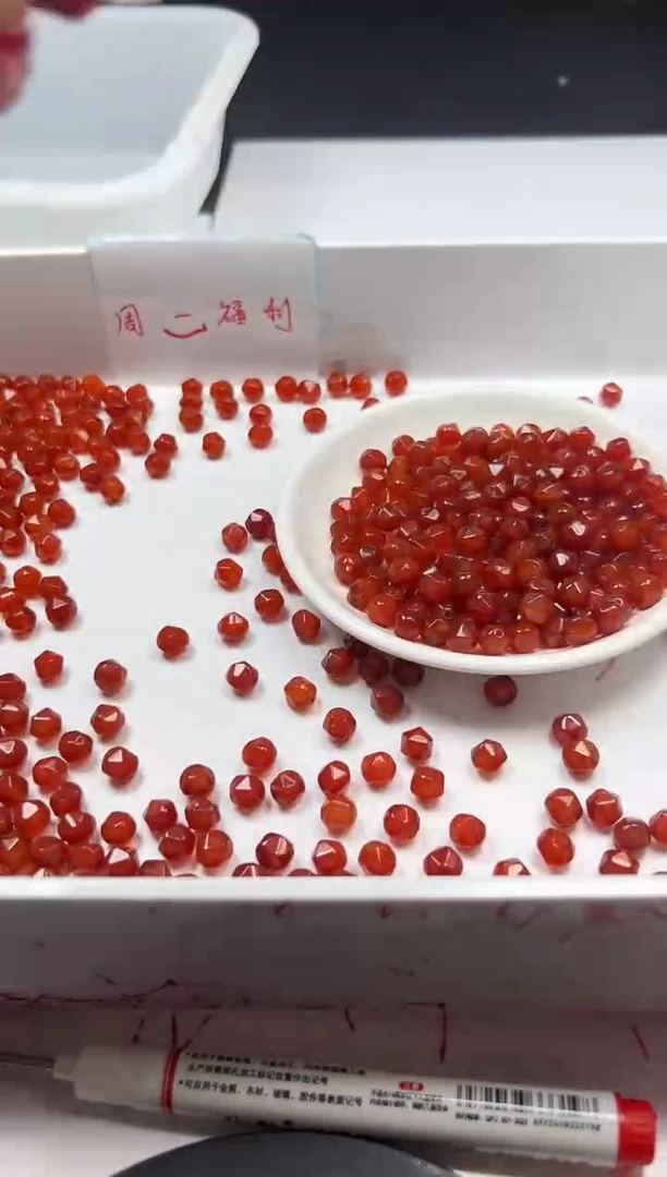 颈饰未镶嵌南红玛瑙w1039保山南红切面8mm*30颗