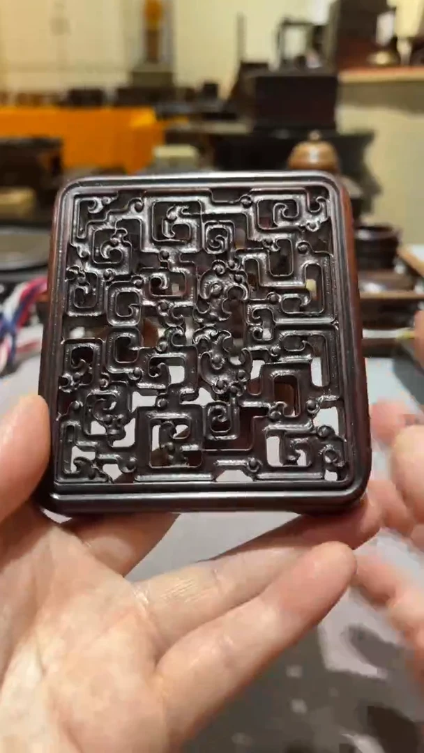 红酸枝木类精品木雕精工细作