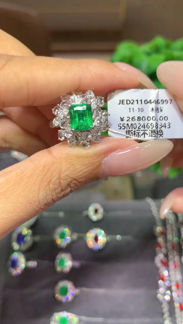 18K金镶嵌戒指祖母绿1.02ct