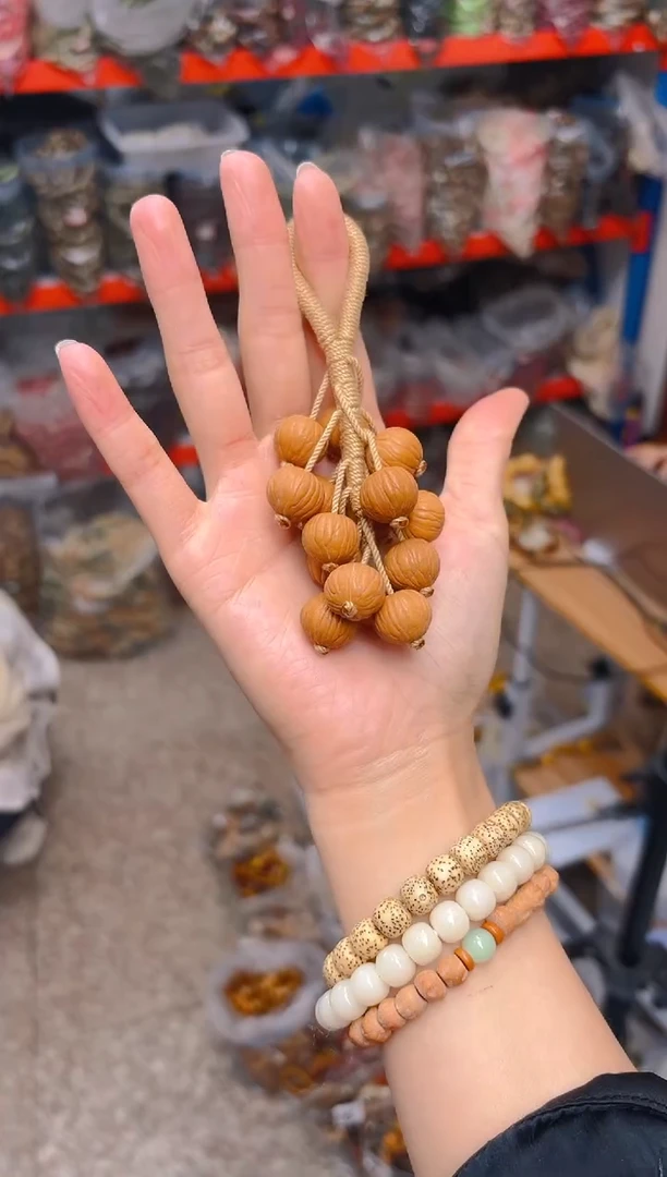 吊坠猴头核桃 猴头葡萄挂件