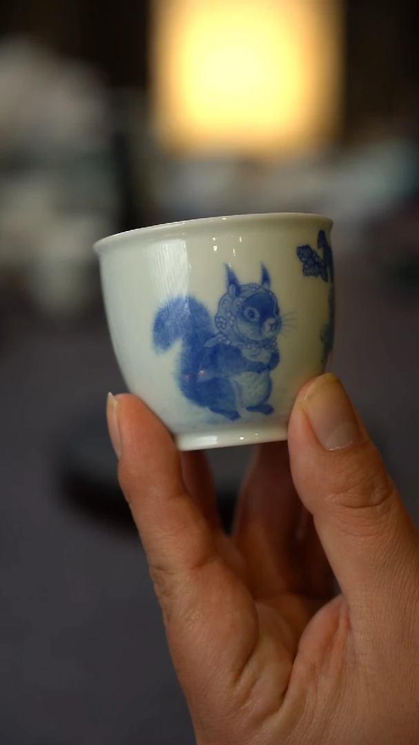 全手绘青花松鼠主人杯