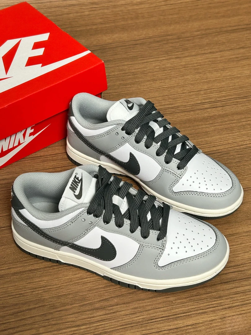 NIKE耐克 Dunk Low 女款低帮白灰色复古耐磨运动休闲板鞋官方正品