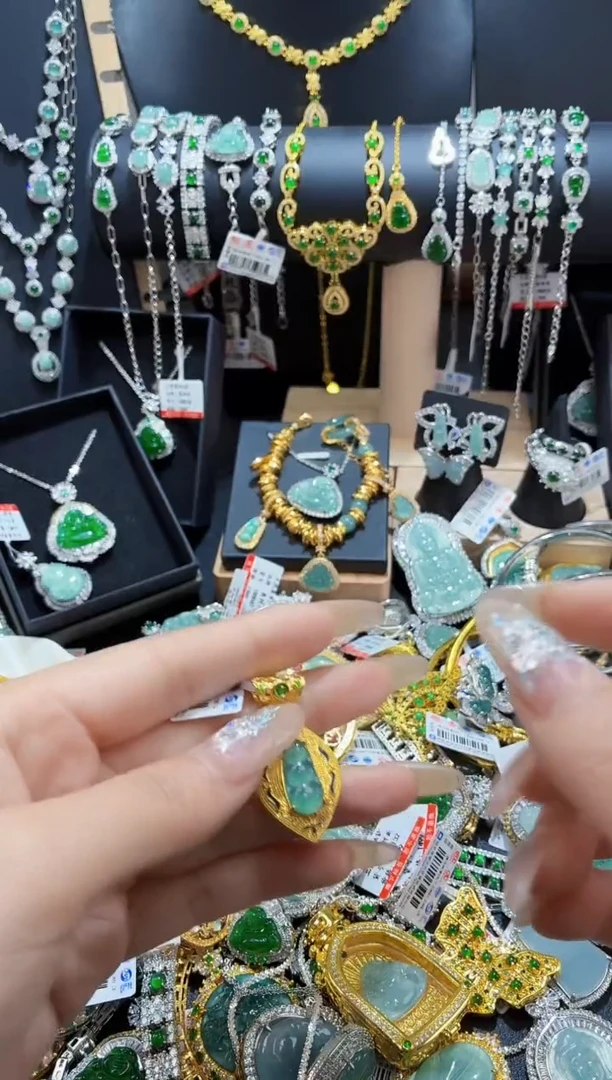 翡翠未镶嵌颈饰天然翡翠a货 多样性发其一