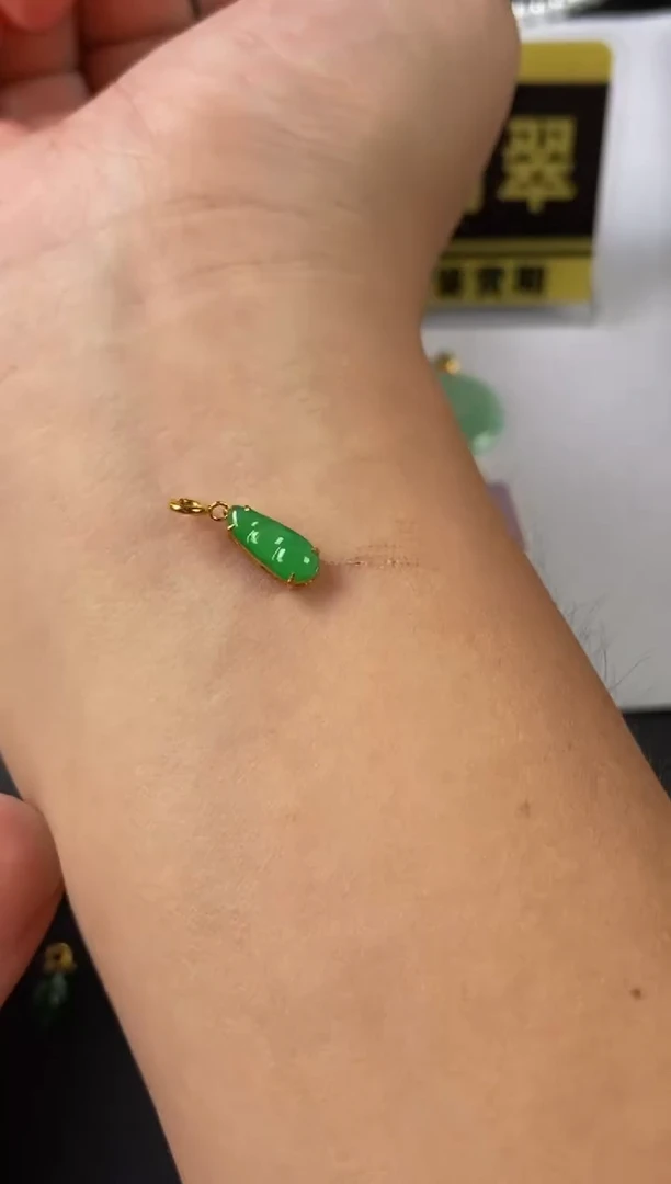 翡翠18K金镶嵌颈饰天然A货翡翠