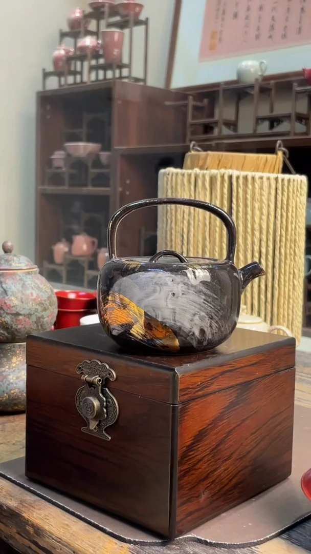 【闪购商品】粉引刷金亮黑色泽泉壶