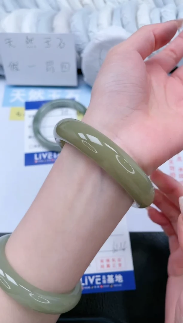 【闪购商品】石英质玉手镯未镶嵌T176-61.4