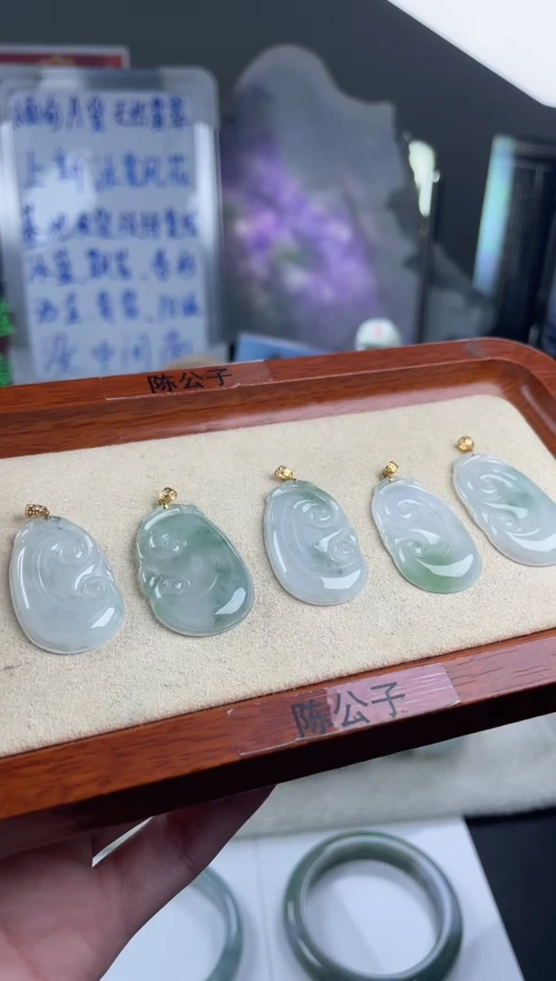 吊坠(不含链)18K金镶嵌翡翠多样性发货