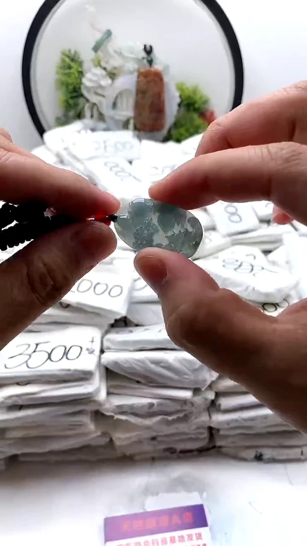 翡翠未镶嵌颈饰小山水