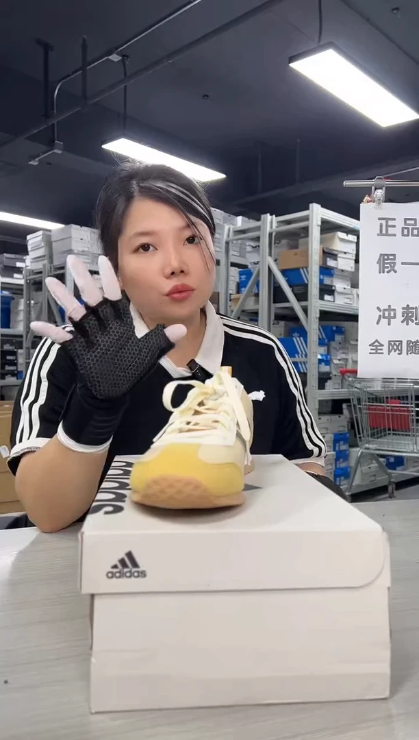 瑕疵阿迪达斯运动鞋40.5码鞋口E318