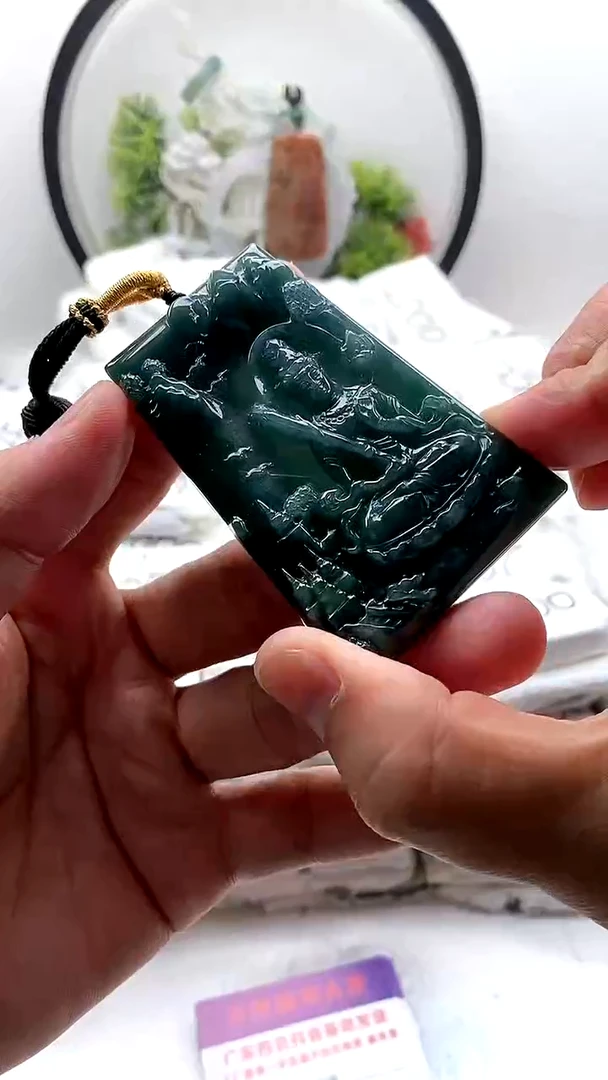 翡翠未镶嵌颈饰虚空藏