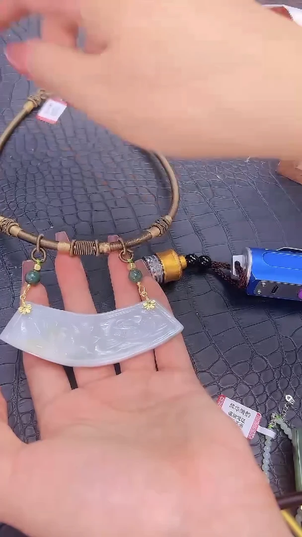 翡翠未镶嵌颈饰翡翠月牙吊坠