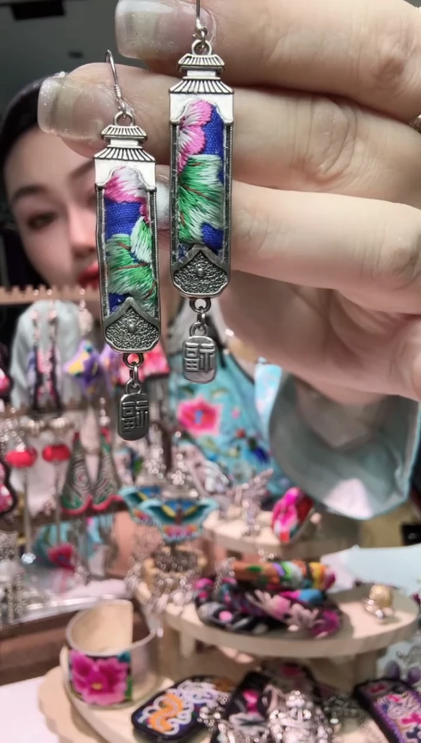 刺绣纯手工苗绣非遗耳环