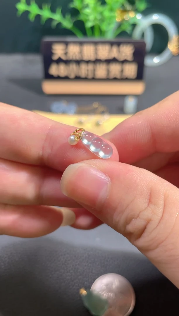 翡翠18K金镶嵌颈饰翡翠