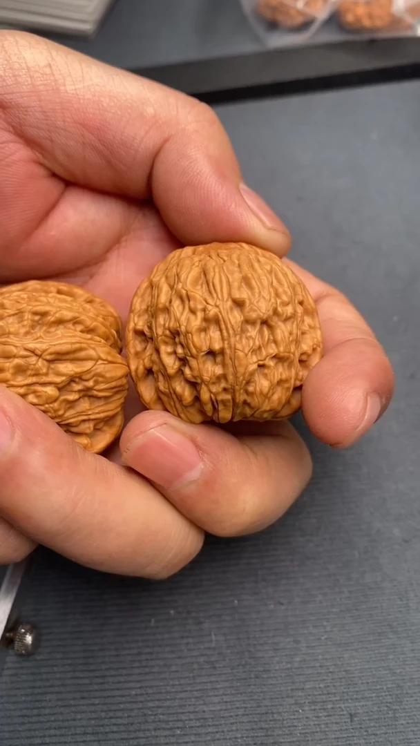 【闪购商品】文玩核桃把件绣球39左右