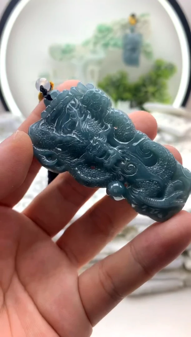 翡翠未镶嵌颈饰龙牌