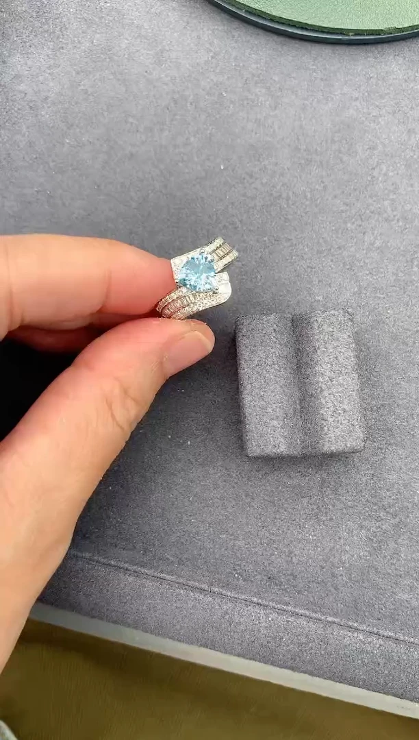 【闪购商品】海蓝宝石戒指18K金镶嵌1.1ct海蓝宝戒指