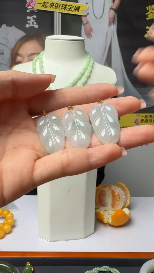 颈饰18K金镶嵌翡翠挂件多样性发一