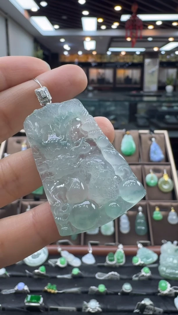 颈饰18K金镶嵌翡翠薷*龙牌