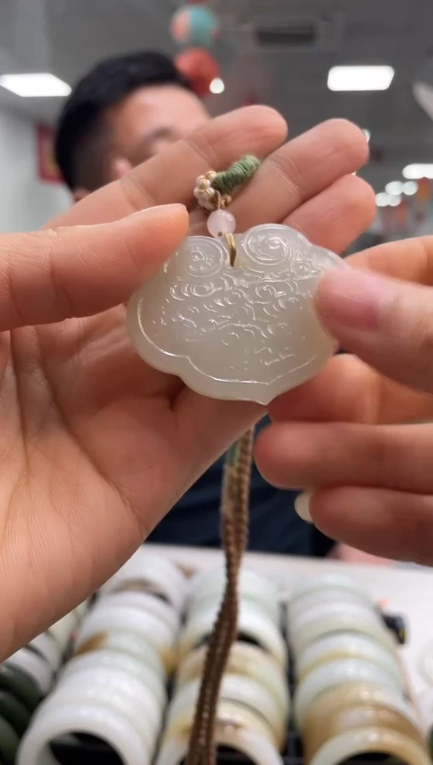 颈饰未镶嵌和田玉如意锁吊坠随机发一件