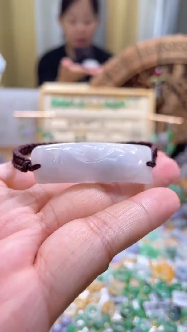 翡翠未镶嵌颈饰手牌