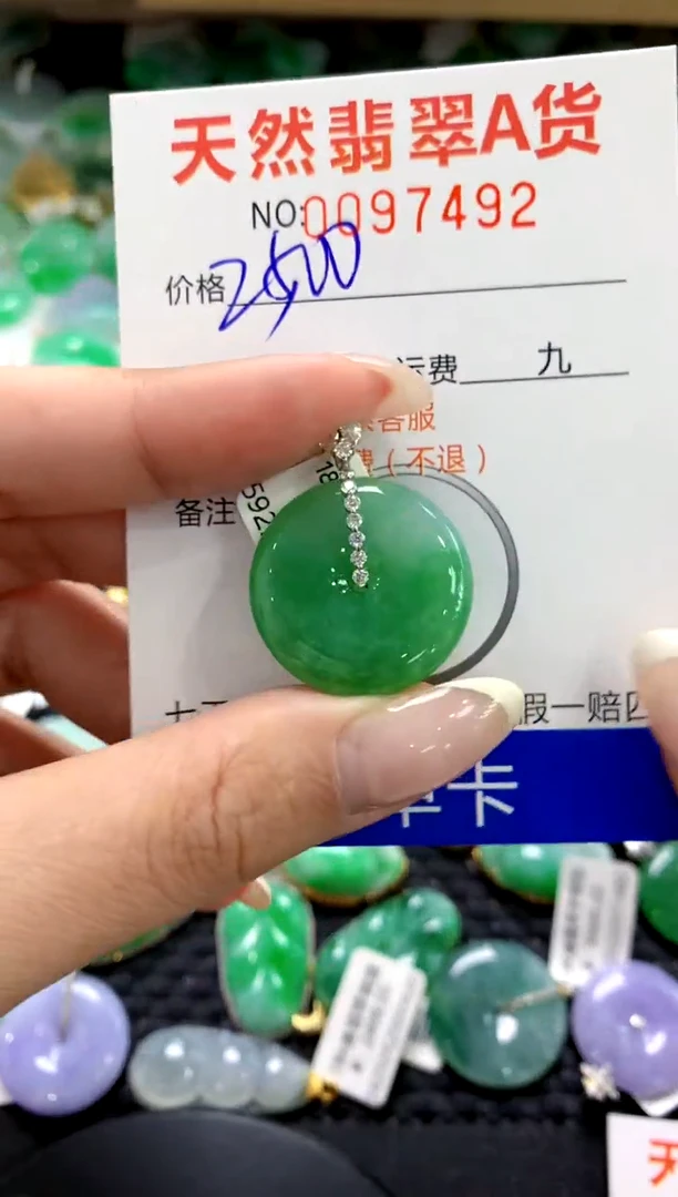 翡翠18K金镶嵌颈饰1111111111111111