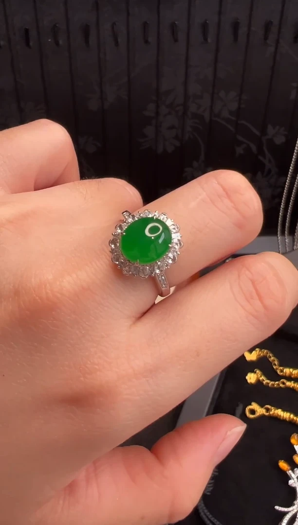 18K金镶嵌戒指翡翠高冰辣阳绿蛋面戒指