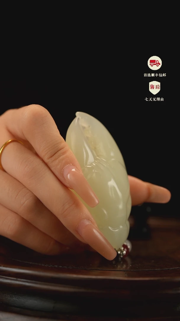 云南石竹叶青雕刻：手中有钳手把件