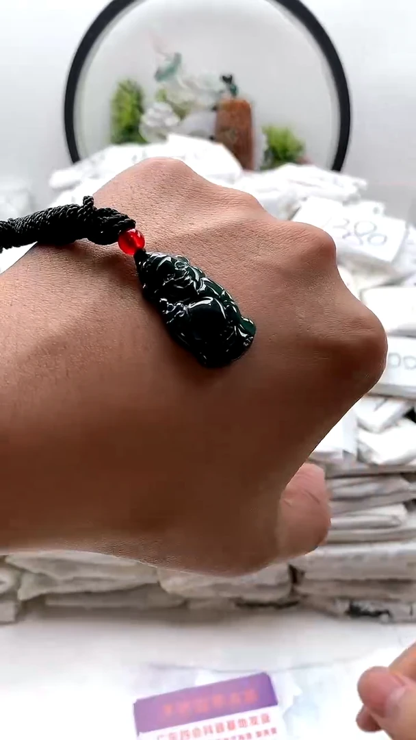 翡翠未镶嵌颈饰小财神
