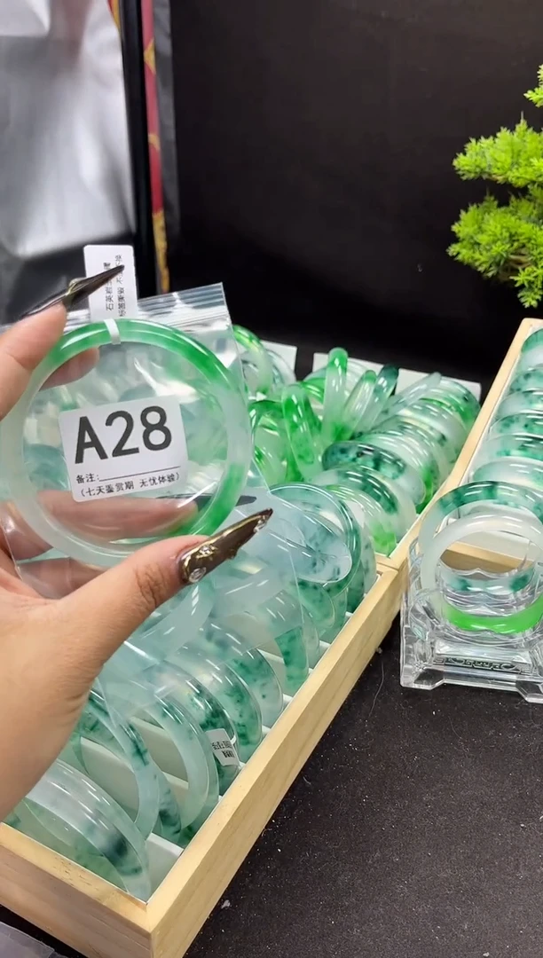 【闪购商品】石英岩玉手镯未镶嵌A28