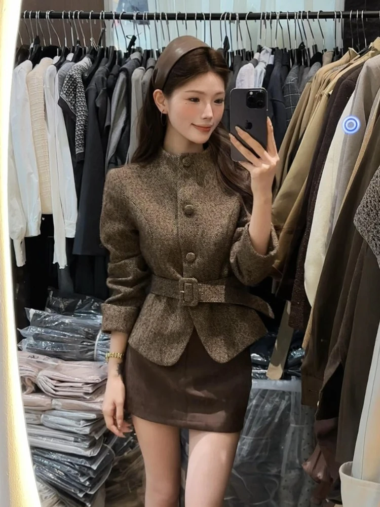 女秋高端时髦洋气减龄名媛小香风独特卡其色掐腰短外套半身裙套装