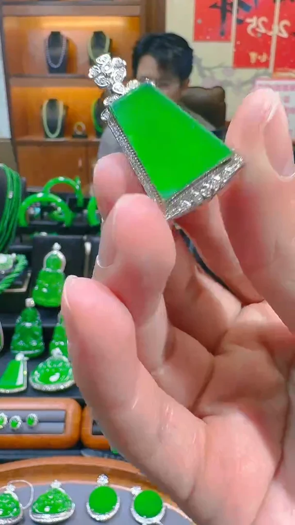 【闪购商品】翡翠吊坠(赠链)18K金镶嵌天然A货翡翠