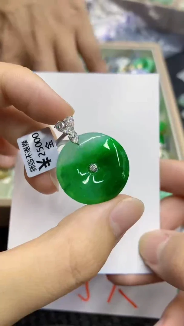 翡翠18K金镶嵌颈饰             8