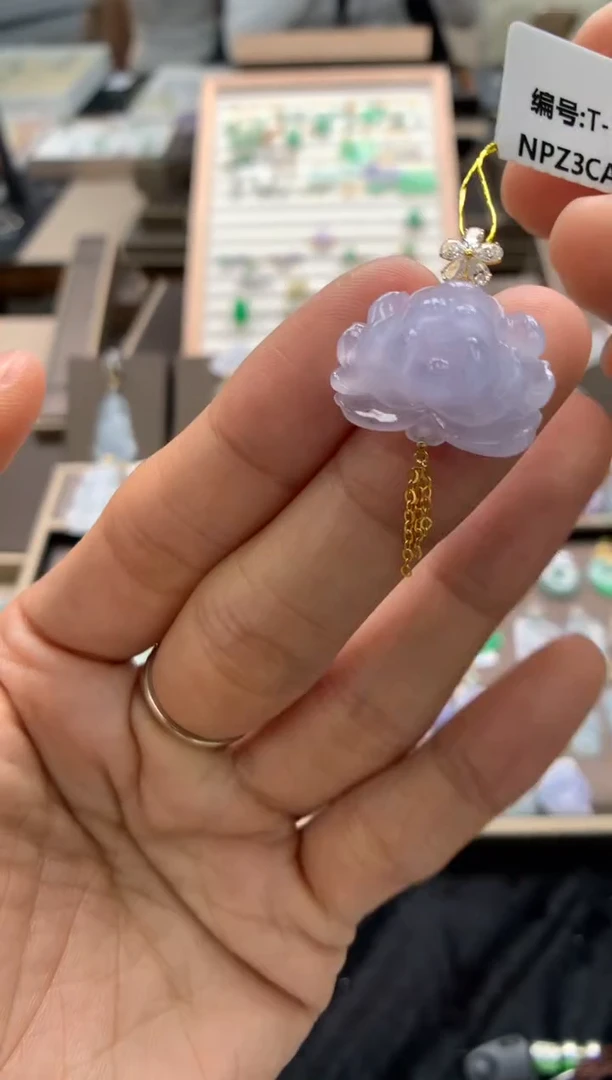 颈饰18K金镶嵌翡翠莲花