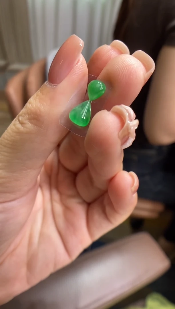 翡翠未镶嵌颈饰水滴