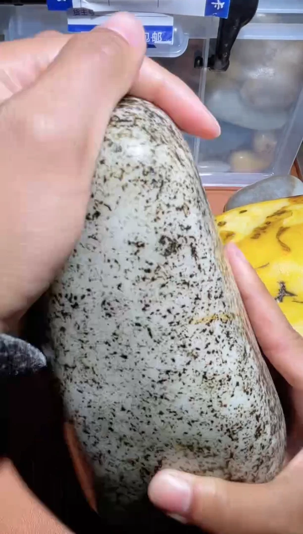 未镶嵌和田玉（糖玉）挂件原石