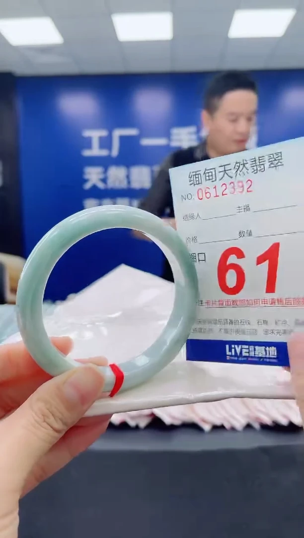 未镶嵌手镯翡翠天然翡翠手镯